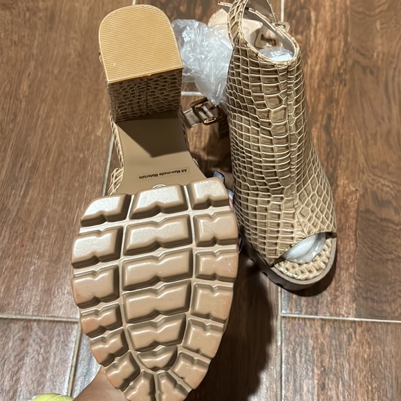Light brown crocodile open toe heels - Picture 3 of 5